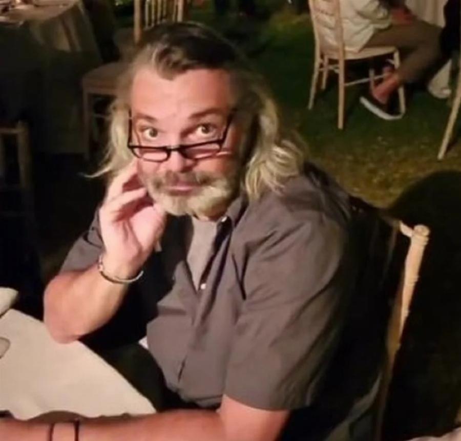 Με μακρύ μαλλί και γενειάδα: Η νέα εμφάνιση του Άλκη Κούρκουλου – Τρομάξαμε να τον γνωρίσουμε