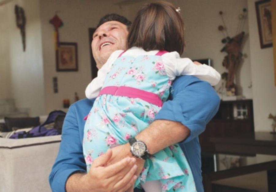 «Αυτό το παιδί μας δίνει μόνο χαρά»: Οικογένεια υιοθέτησε κορίτσι με αναπηρία στο Ηράκλειο