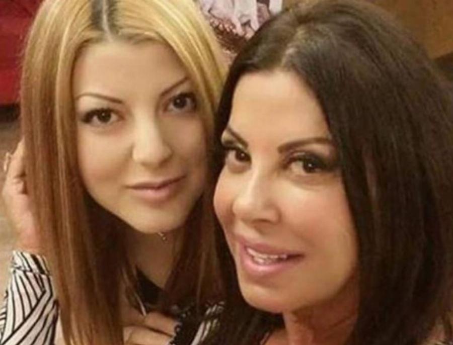 Άντζελα Δημητρίου: Η κόρη της, Όλγα Κιουρτσάκη, μίλησε δημόσια για το αυτοάνοσο που την ταλαιπωρεί – Η εικόνα με τα σημάδια στο σώμα της