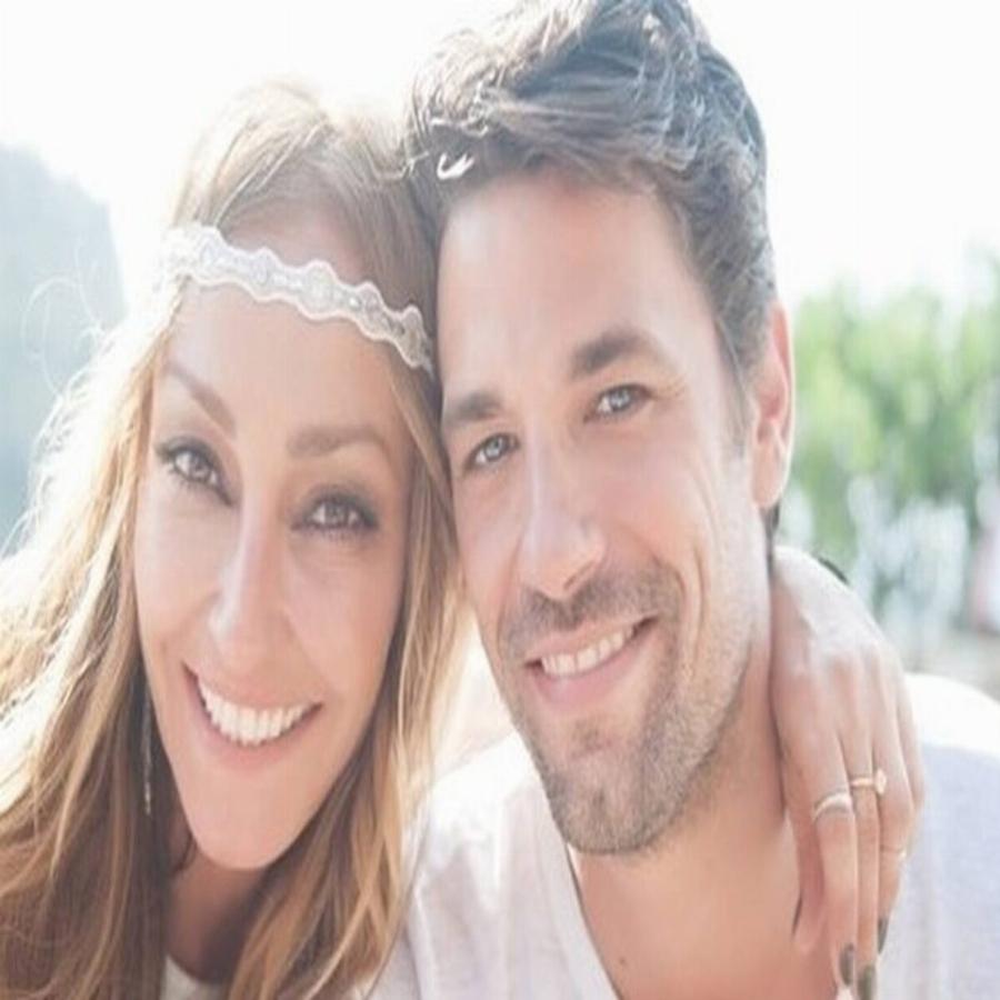 Αποστόλης Τότσικας: Η ακαταμάχητη γοητεία, ο μυστικός γάμος, η διαφορά ηλικίας με τη γυναίκα του και τα δίδυμα παιδιά του