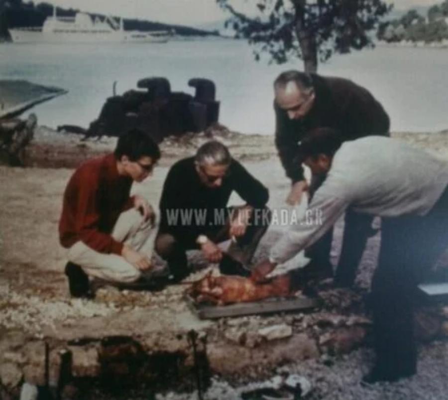 Αριστοτέλης Ωνάσης: Σπάνιες εικόνες του Έλληνα κροίσου από το Πάσχα να ψήνει αρνί με τον γιο του