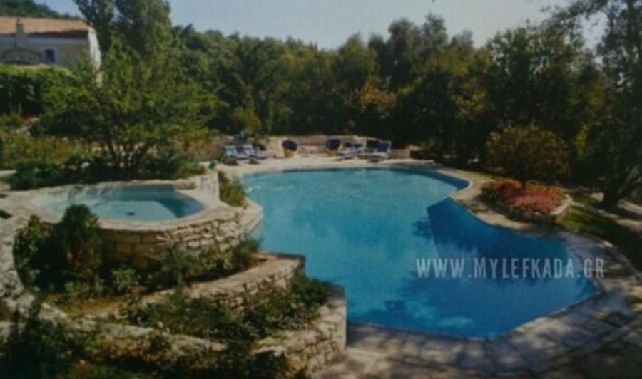 Αριστοτέλης Ωνάσης: Σπάνιες εικόνες του Έλληνα κροίσου από το Πάσχα να ψήνει αρνί με τον γιο του