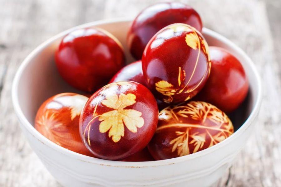 Πασχαλινά αυγά: Πότε βάφουμε τα αυγά και τι συμβολίζει το κόκκινο χρώμα