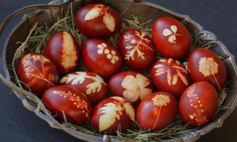 Πως να τα βάψεις με οικολογικό και παραδοσιακό τρόπο: Όσα πρέπει να γνωρίζεις για τα πασχαλινά αυγά