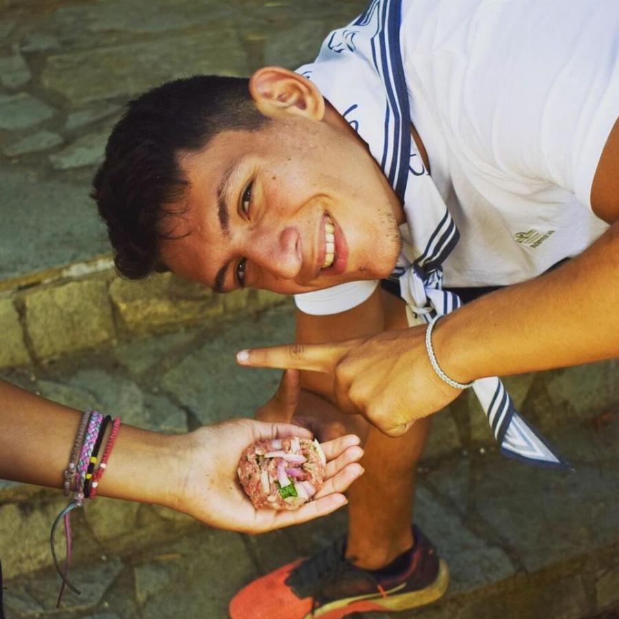 Θάνος Καλλίρης: Ο γιος του, Τίτος, έκλεισε τα 21, είναι εξαιρετικά γοητευτικός και μοιάζει στον μπαμπά του