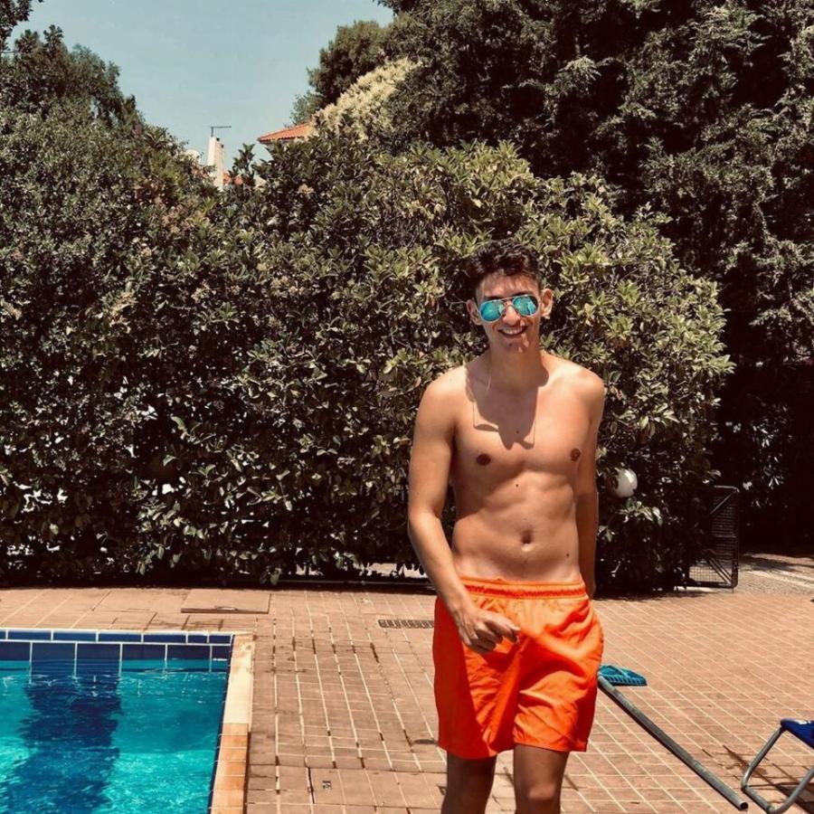 Θάνος Καλλίρης: Ο γιος του, Τίτος, έκλεισε τα 21, είναι εξαιρετικά γοητευτικός και μοιάζει στον μπαμπά του