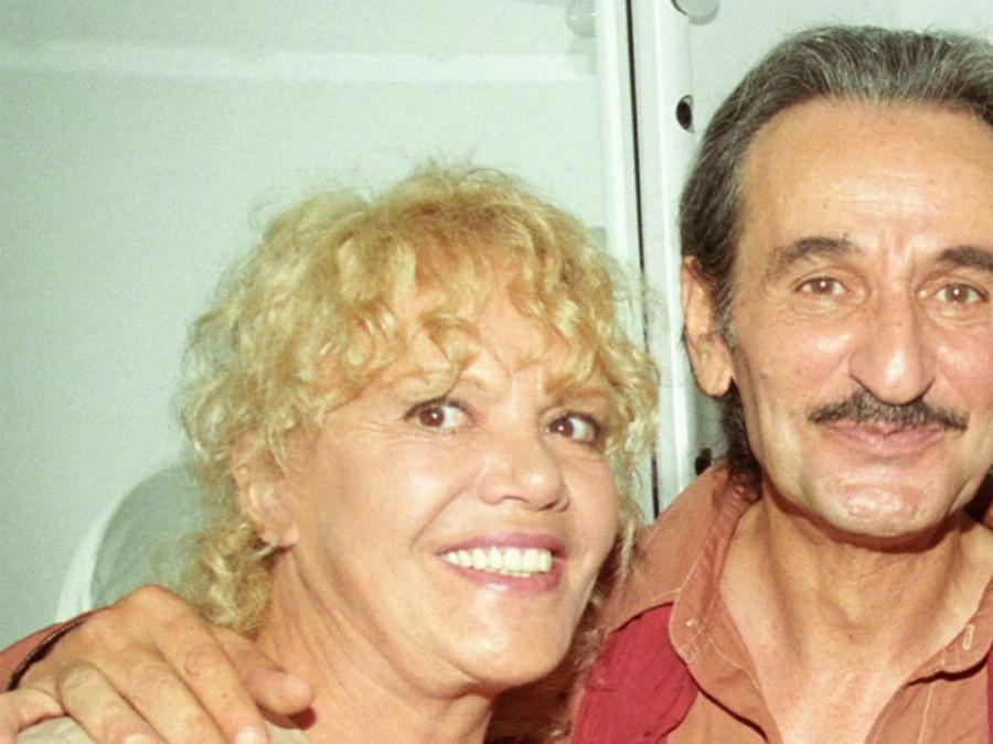 Σωτήρης Μουστάκας: Η σύλληψη στα 15, το πλαστό διαβατήριο, η πρόταση για το Χόλιγουντ και το απρόσμενο τέλος