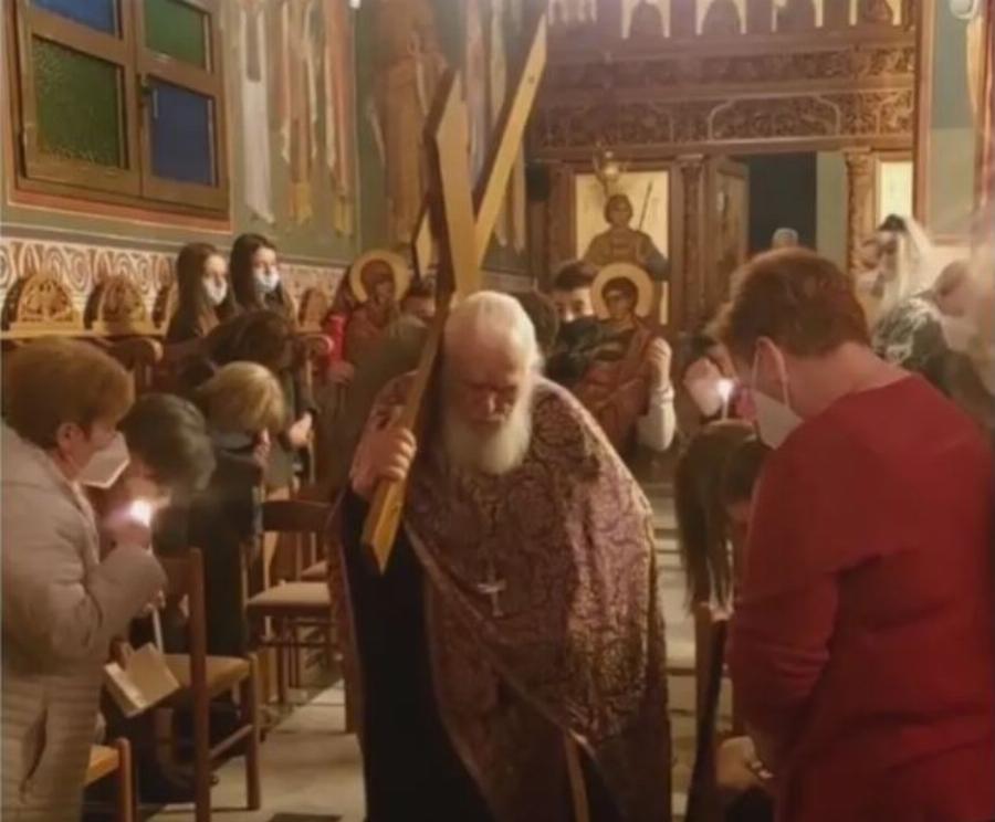 «Έκλαιγε όλο το εκκλησίασμα…»: Η συγκινητική ανάρτηση της Βίκυς Χατζηβασιλείου με τον παπά Γιώργη που κουβαλούσε στην πλάτη τον Σταυρό