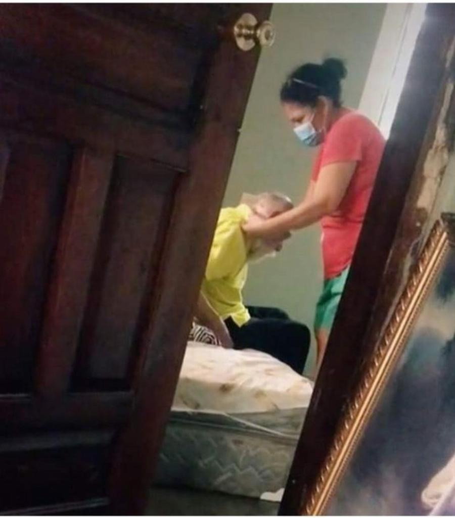 Παράδειγμα προς μίμηση: Μπορεί ο άντρας της να την εγκατέλειψε αλλά εκείνη φροντίζει τον πρώην πεθερό της με μεγάλη αφοσίωση