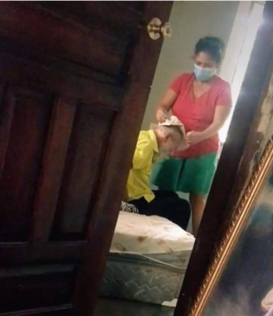 Παράδειγμα προς μίμηση: Μπορεί ο άντρας της να την εγκατέλειψε αλλά εκείνη φροντίζει τον πρώην πεθερό της με μεγάλη αφοσίωση