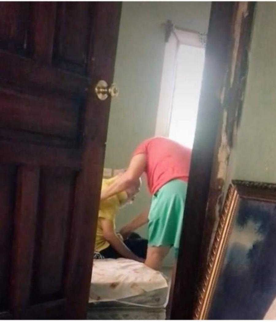 Παράδειγμα προς μίμηση: Μπορεί ο άντρας της να την εγκατέλειψε αλλά εκείνη φροντίζει τον πρώην πεθερό της με μεγάλη αφοσίωση