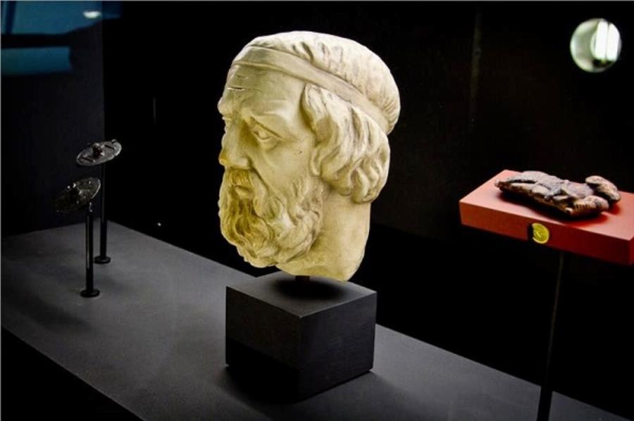 Χιλή: Ο σταθμός μέτρο που ονομάζεται Ελλάδα και είναι γεμάτος Αρχαία έργα τέχνης