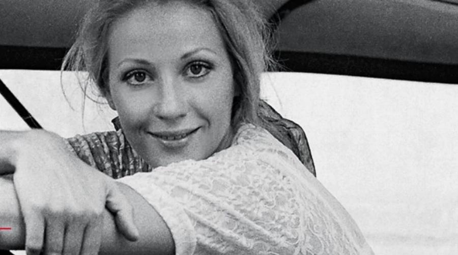 Ζωή Λάσκαρη: Ο κρυφός αρραβώνας, η καριέρα,  το σκάνδαλο και ο γάμος με τον Λυκουρέζο που παραλίγο να μην γίνει ποτέ