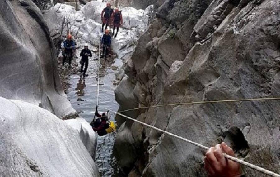 Μπλέχτηκαν τα σχοινιά και κρεμάστηκε με το κεφάλι μέσα στο νερό¨Ο μαρτυρικός θάνατος της γυναίκας που έκανε καταρρίχηση στη Μακρινίτσα