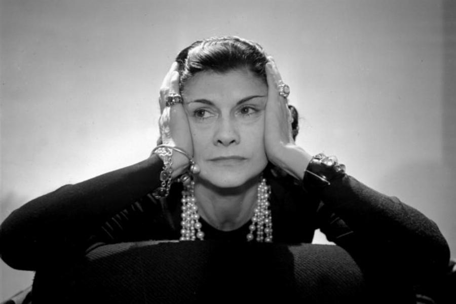 Coco Chanel: Η άγνωστη πλευρά της ζωής της, η απρόσμενη επιτυχία και οι 20 σημαντικές συμβουλές που κάθε γυναίκα πρέπει να ακολουθεί