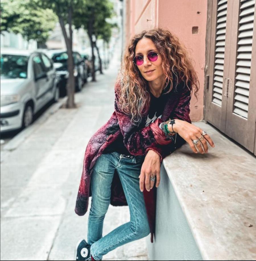 Γέννησε η σύντροφός του Νίκου Καρβέλα: Πατέρας για τρίτη φορά στα 70 του