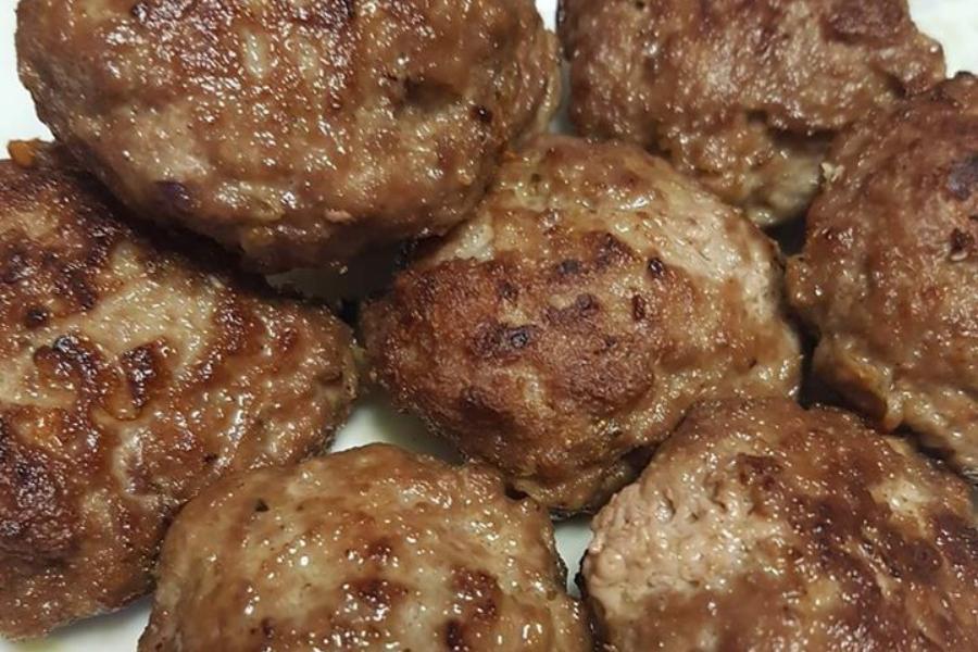 Ζουμερά μπιφτέκια: Η εύκολη συνταγή με σιμιγδάλι για να γίνουν αφράτα και νόστιμα