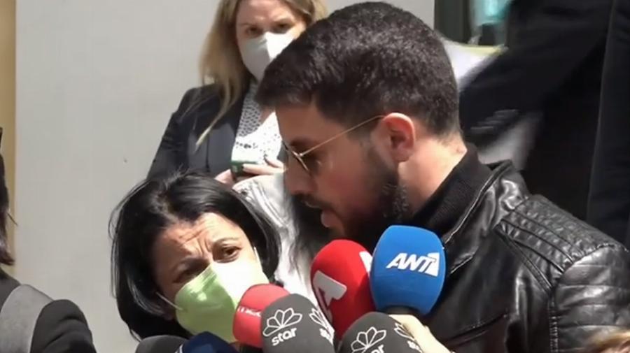 «Η ντροπή των πατεράδων»: Έξαλλοι οι χρήστες των social media για την εμφάνιση του Μάνου Δασκαλάκη στην Ευελπίδων