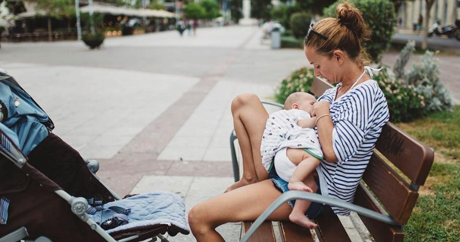 Δεν μπορώ να πιστέψω ότι δέχτηκα επίθεση από άλλη μαμά επειδή θήλαζα το μωρό μου στο πάρκο
