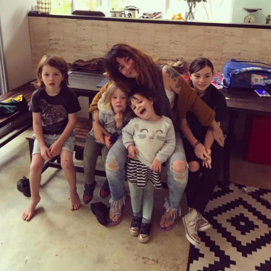 Μητέρα 6 παιδιών: Τα αφήνει άπλυτα και νηστικά κι εξηγεί το λόγο που το κάνει – «Δεν είμαι σκλάβα τους»
