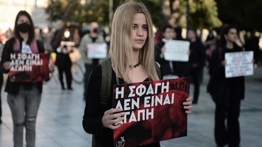 Διαμαρτυρία βίγκαν στο Σύνταγμα: «Να σταματήσει το βάρβαρο» έθιμο του σουβλίσματος του αρνιού»