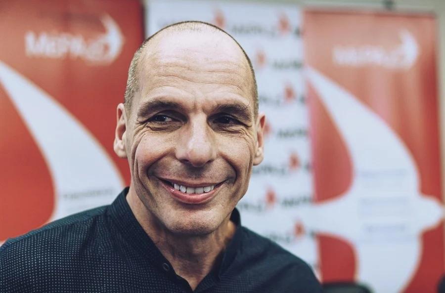 «Ναι είμαι άθεος»: 10 διάσημοι Έλληνες που παραδέχτηκαν δημόσια ότι δεν πιστεύουν στον Θεό