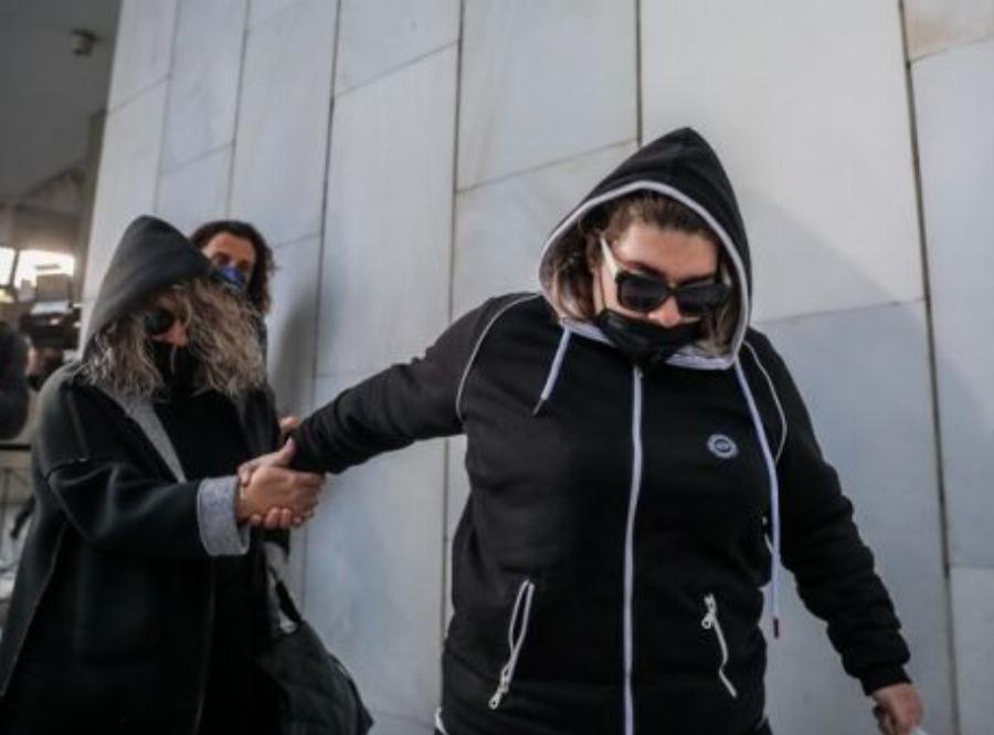 «Να πειράξω εγώ την Τζωρτζίνα; Δεν την πείραξα ποτέ. Εγώ τους έλεγα αφήστε το παιδί να κάνει ό,τι θέλει», δηλώνει η Δήμητρα Πισπιρίγκου