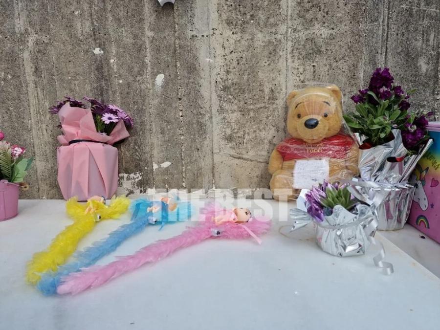 Νεκρά παιδιά στην Πάτρα: Συγκινητικές εικόνες από το μνήμα των 3 κοριτσιών – Λουλούδια, παιχνίδια και σημειώματα