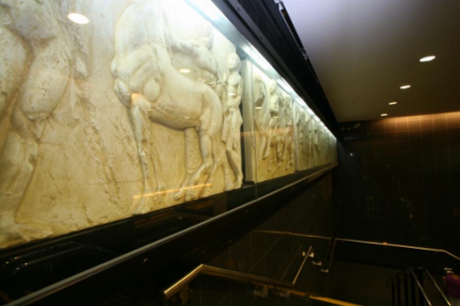 Χιλή: Ο σταθμός μέτρο που ονομάζεται Ελλάδα και είναι γεμάτος Αρχαία έργα τέχνης