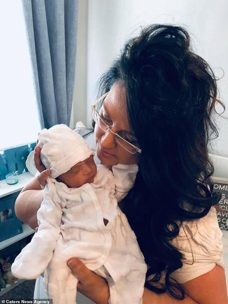 Μητέρα στα 50: Προσπαθούσε οκτώ ολόκληρα χρόνια και τα κατάφερε στέλνοντας το δικό της μήνυμα