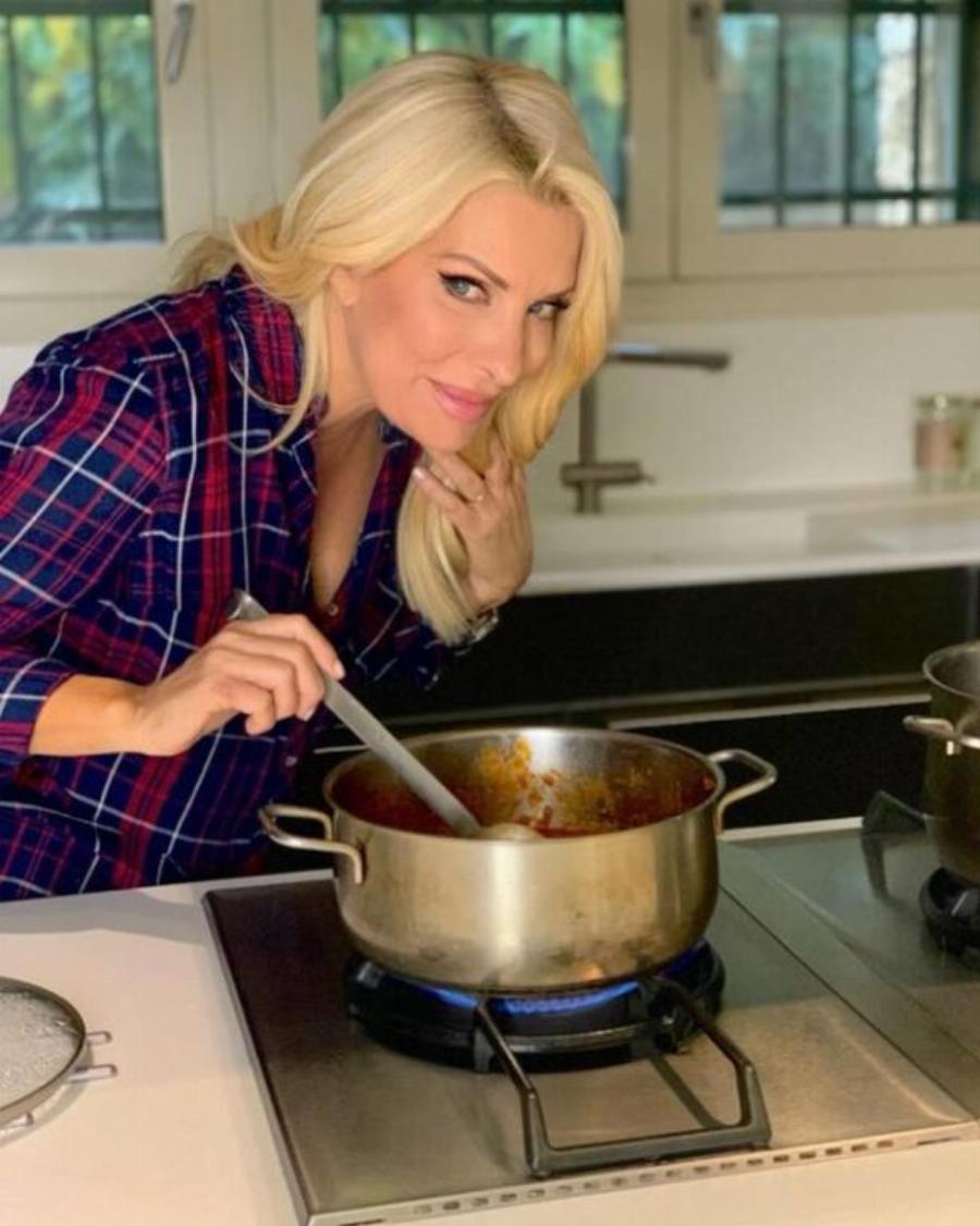 Ελένη Μενεγάκη: Οι νέες και σπάνιες εικόνες  από το σπίτι της στα Μελίσσια – Το παλάτι που είναι «βγαλμένο από το Χόλυγουντ»