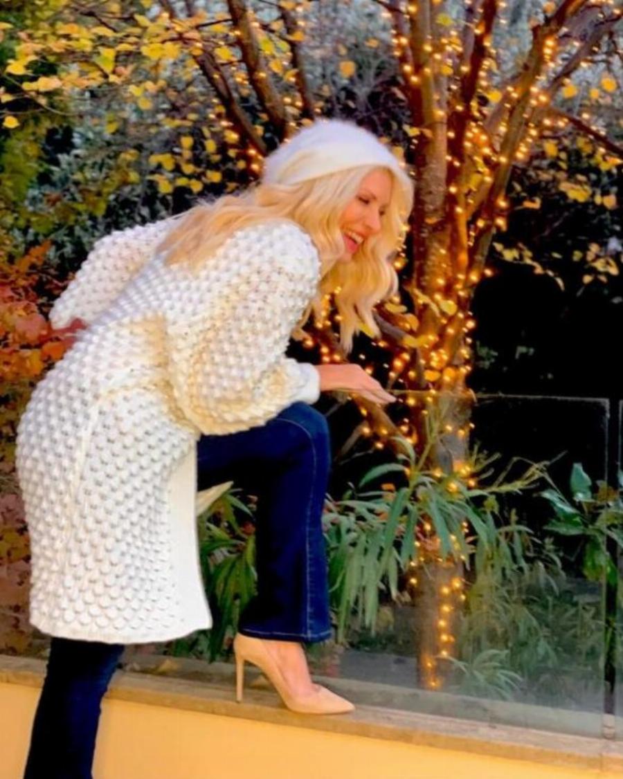 Ελένη Μενεγάκη: Οι νέες και σπάνιες εικόνες  από το σπίτι της στα Μελίσσια – Το παλάτι που είναι «βγαλμένο από το Χόλυγουντ»