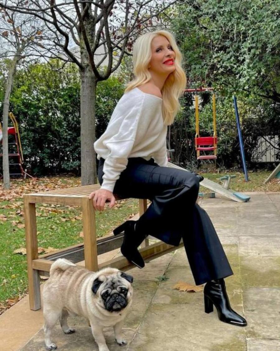 Ελένη Μενεγάκη: Οι νέες και σπάνιες εικόνες  από το σπίτι της στα Μελίσσια – Το παλάτι που είναι «βγαλμένο από το Χόλυγουντ»