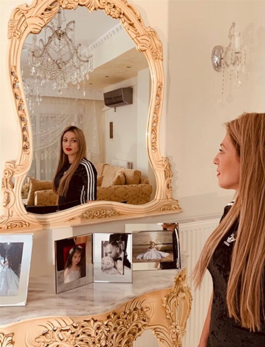 Ελληνίδα έγινε γιαγιά στα 33 και συμβουλεύει: «Μην παντρεύεστε νέες. Σπουδάστε, ζήστε, δουλέψτε»