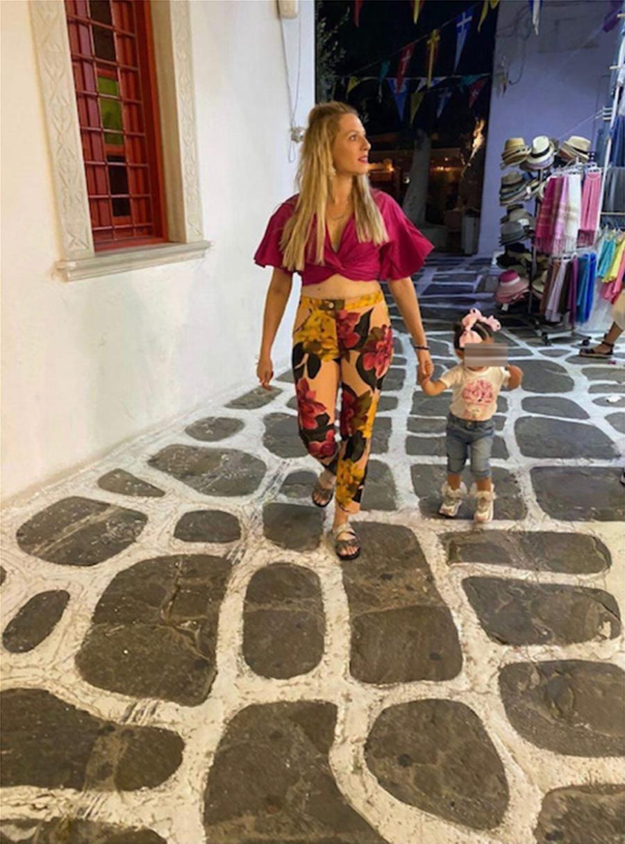 Ελληνίδα έγινε γιαγιά στα 33 και συμβουλεύει: «Μην παντρεύεστε νέες. Σπουδάστε, ζήστε, δουλέψτε»