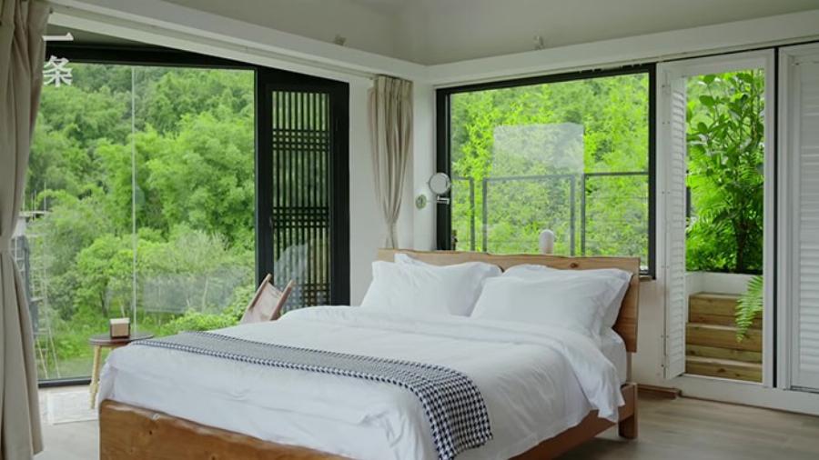 Αχώριστες φίλες: 7 κολλητές έχτισαν σπίτι για να περάσουν μαζί τα γεράματα – Ο παραμυθένιος κήπος και το εντυπωσιακό εσωτερικό