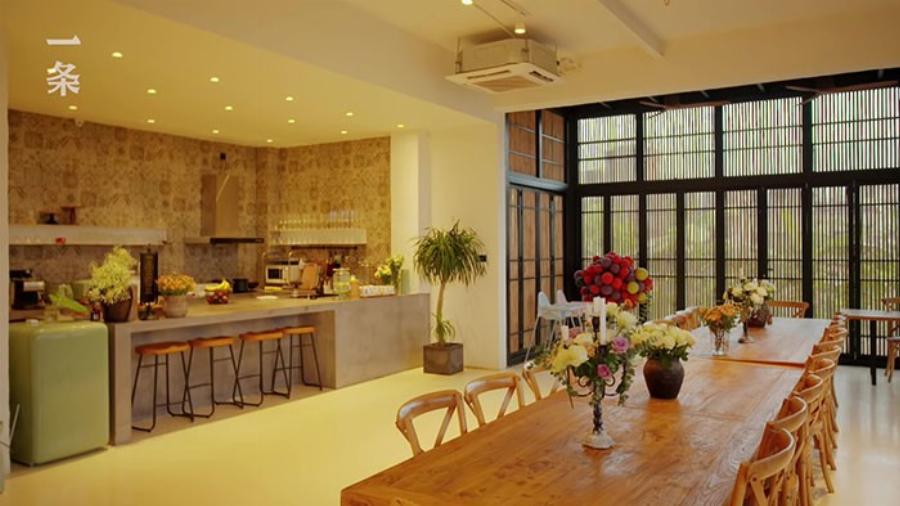 Αχώριστες φίλες: 7 κολλητές έχτισαν σπίτι για να περάσουν μαζί τα γεράματα – Ο παραμυθένιος κήπος και το εντυπωσιακό εσωτερικό