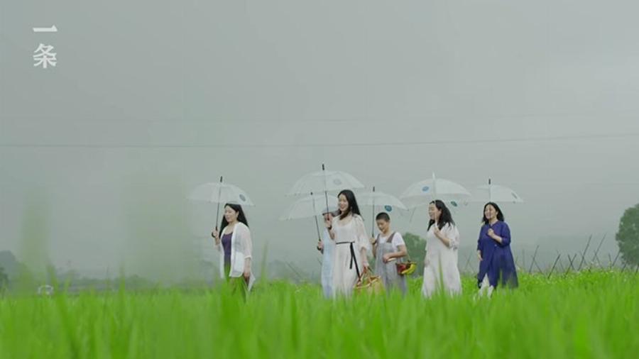 Αχώριστες φίλες: 7 κολλητές έχτισαν σπίτι για να περάσουν μαζί τα γεράματα – Ο παραμυθένιος κήπος και το εντυπωσιακό εσωτερικό