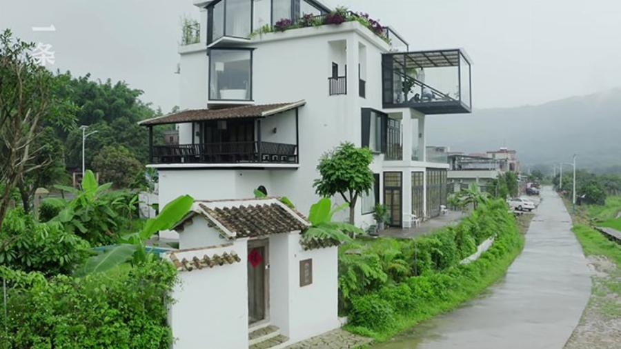 Αχώριστες φίλες: 7 κολλητές έχτισαν σπίτι για να περάσουν μαζί τα γεράματα – Ο παραμυθένιος κήπος και το εντυπωσιακό εσωτερικό