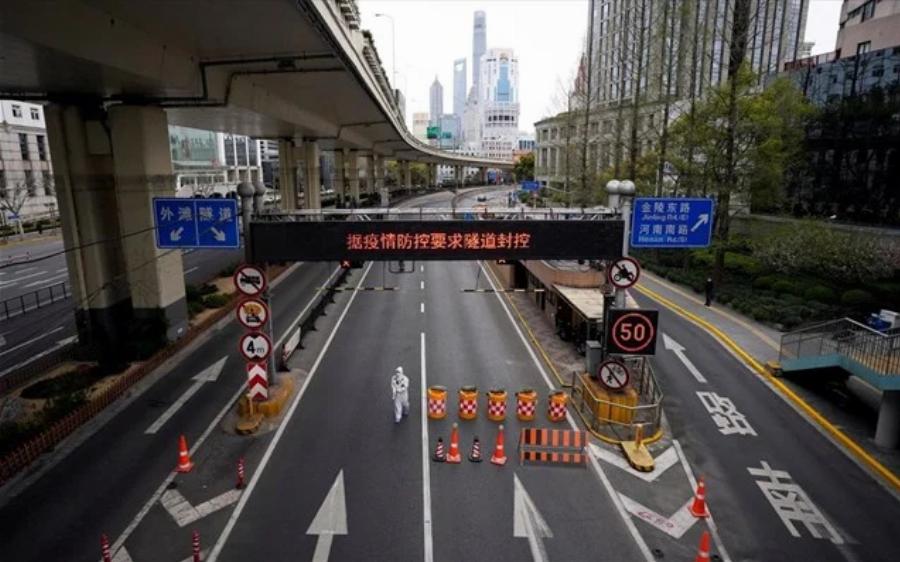 Πάνοπλοι αστυνομικοί εφορμούν σε σπίτια και αρπάζουν ασθενείς: Αδιανόητες σκηνές στην Σαγκάη