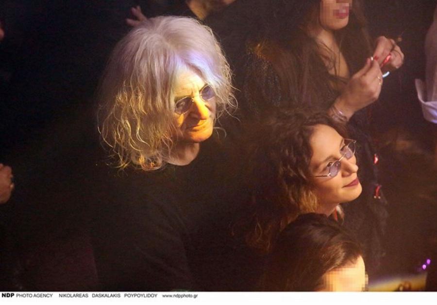 Γέννησε η σύντροφός του Νίκου Καρβέλα: Πατέρας για τρίτη φορά στα 70 του