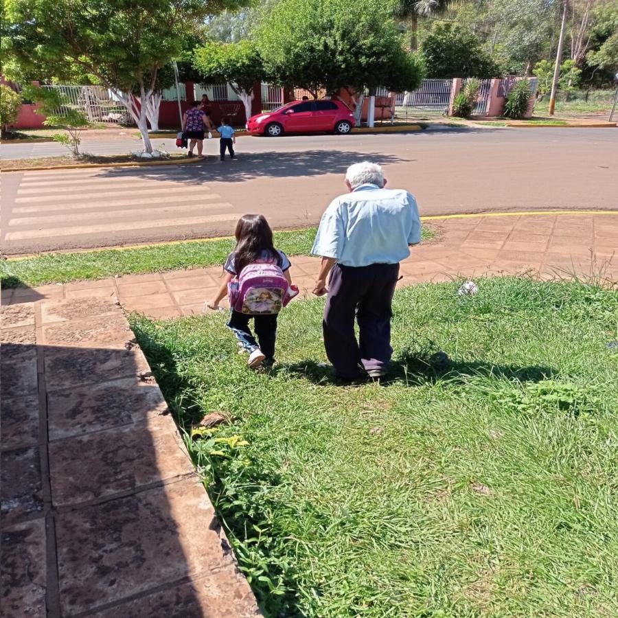 Συγκινητική ιστορία: 90χρονος παππούς συνοδεύει την δισέγγονή του στο σχολείο και την περιμένει να γυρίσουνε μαζί