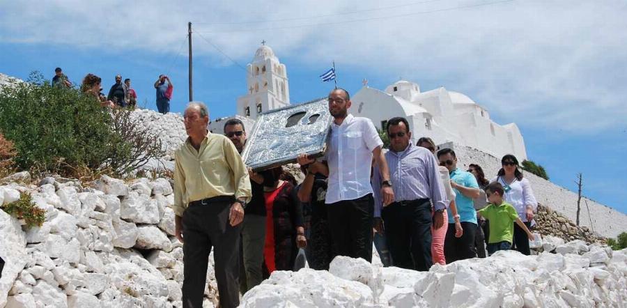 «Πρέπει να έρθεις στο νησί μας το Πάσχα»: Πέντε ελληνικά νησιά με ξεχωριστά έθιμα που αξίζει να επισκεφθείς