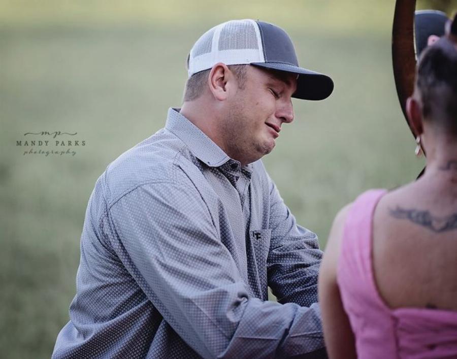 Αληθινή ιστορία: Άντρας ξυρίζει το κεφάλι της γυναίκας του που πάσχει από καρκίνο – Ξεσπάει σε λυγμούς από την συναισθηματική φόρτιση