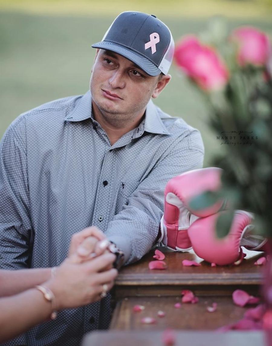 Αληθινή ιστορία: Άντρας ξυρίζει το κεφάλι της γυναίκας του που πάσχει από καρκίνο – Ξεσπάει σε λυγμούς από την συναισθηματική φόρτιση