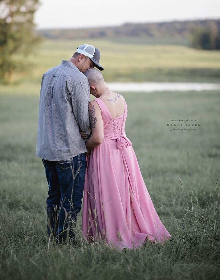 Αληθινή ιστορία: Άντρας ξυρίζει το κεφάλι της γυναίκας του που πάσχει από καρκίνο – Ξεσπάει σε λυγμούς από την συναισθηματική φόρτιση