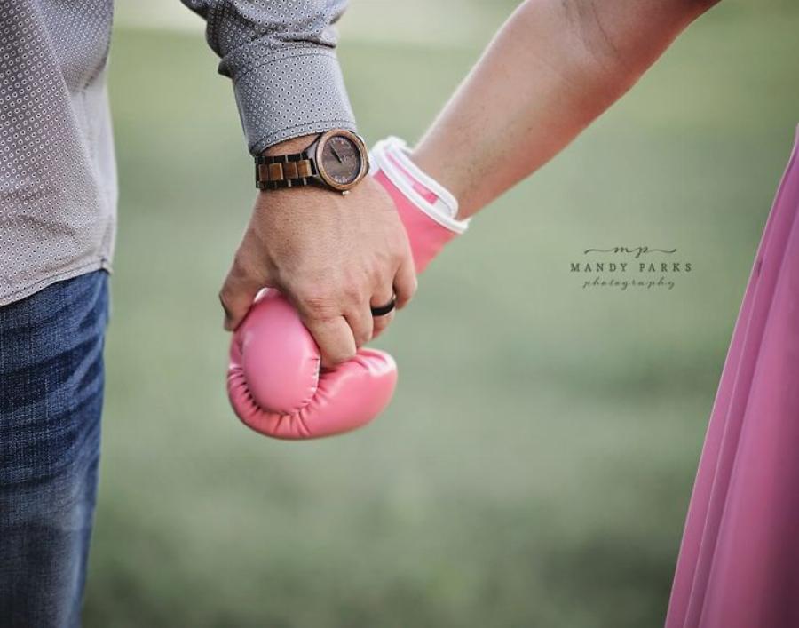 Αληθινή ιστορία: Άντρας ξυρίζει το κεφάλι της γυναίκας του που πάσχει από καρκίνο – Ξεσπάει σε λυγμούς από την συναισθηματική φόρτιση