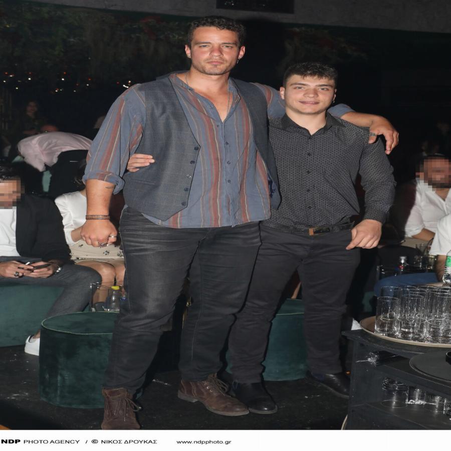 Το ζεϊμπέκικο του Γιώργη και οι αγκαλιές του Στέφανου με τον Φίλιππο: Η “Γη της Ελιάς” στα μπουζούκια