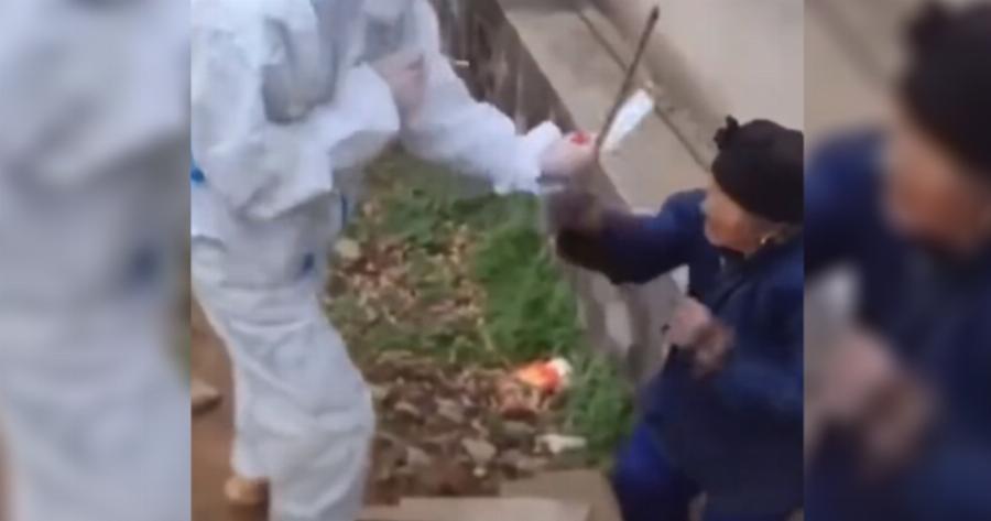 Κίνα: Γιαγιά χτυπάει με τη μαγκούρα άνδρα που την πλησιάζει για να της κάνει rapid test