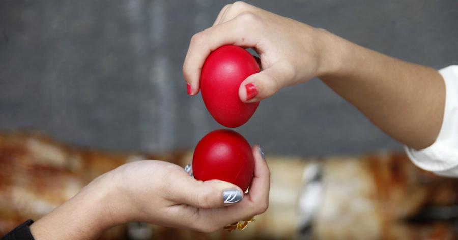 Πασχαλινά αυγά: Πότε βάφουμε τα αυγά και τι συμβολίζει το κόκκινο χρώμα